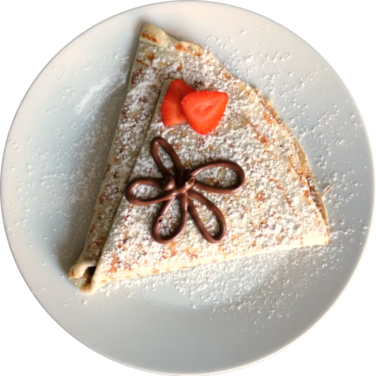 Palačinka Nutellová s banánem, posypaná cukrem, na bílém talíři
