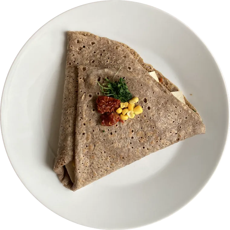 Slaná palačinka Veggie se špenátem, uzeným tofu a kukuřicí na bílém talíři